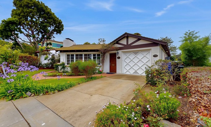 Country Club House | La Jolla Historic Gem | Hot Tub, Game Room, Garden Oasis w/Firepit & Courtyard Dining