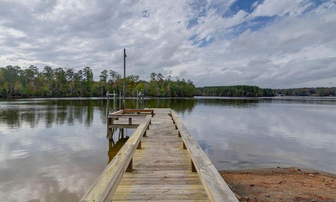 Leesville House | La La Lakehouse Sleeps 6