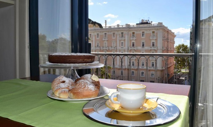 Historical Downtown Salerno Apartment | La Maison du Paradis