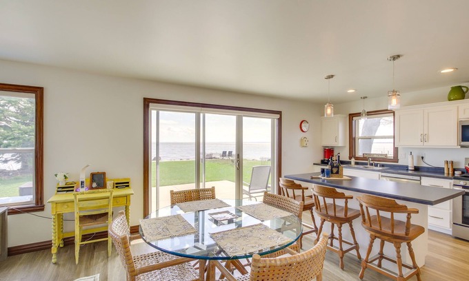 Oshkosh House | ‘La Petit Maison’ - Lakefront Oshkosh Home!