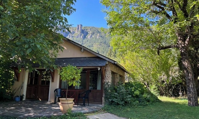 Florac House | La petite Magnanerie, detached house in private wooded grounds, swimming pool access
