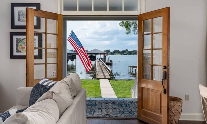 Ventress House | La Petite Maison du Lac | Quaint & Cozy Cottage