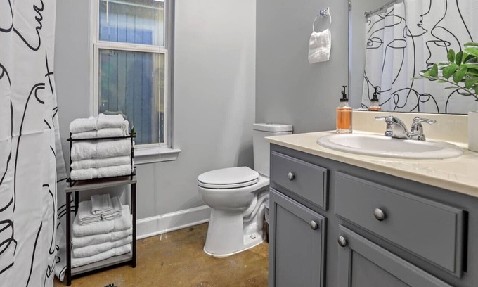 Uptown House | La Petite Maison of Woodlawn