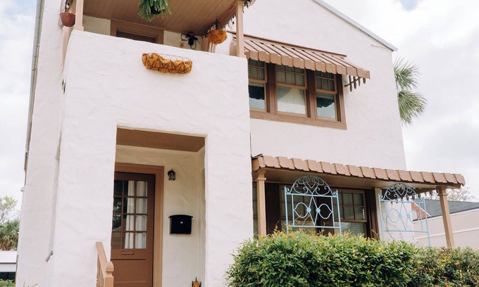 Brunswick Apartment | “La Playa” Downtown Brunswick Beach Cottage - near St. Simons & Jekyll