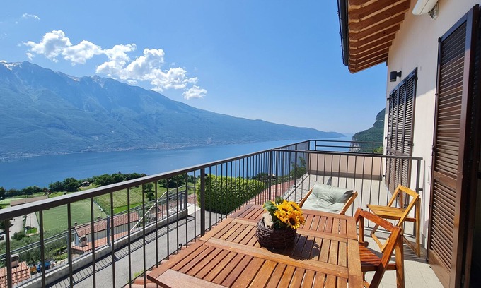 Pieve Apartment | La Quiete 34 Balcony swimming pool lake view