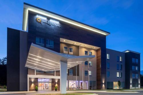 Greensboro Hotel | La Quinta by Wyndham Greensboro Airport High Point