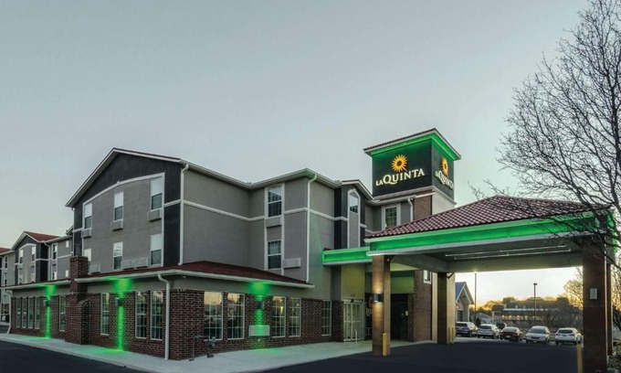 Waldron Hotel | La Quinta by Wyndham Kansas City Airport