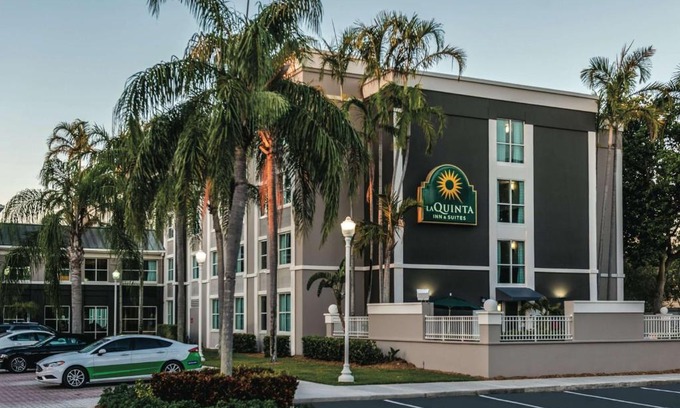Plantation Hotel | La Quinta by Wyndham Plantation at SW 6th St