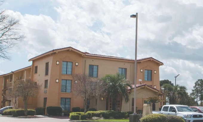 Kenner - Louis Armstrong International Airport Hotel | La Quinta Inn by Wyndham New Orleans Veterans/Metairie