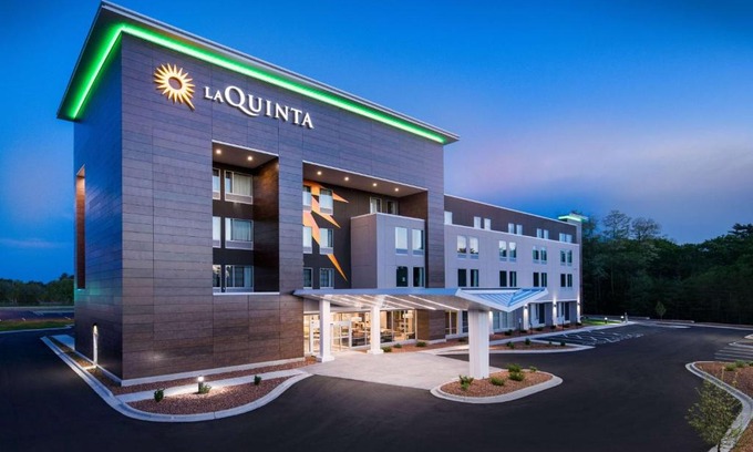 Lake Delton Hotel | La Quinta Inn & Suites by Wyndham Wisconsin Dells- Lake Delton