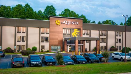 Cape Fear Hotel | La Quinta Inn & Suites by Wyndham Fayetteville I-95