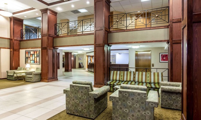 Glendale Hotel | La Quinta Inn & Suites by Wyndham Milwaukee Bayshore Area