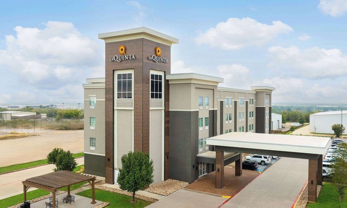 Denton Hotel | La Quinta Inn & Suites by Wyndham Denton - University Drive