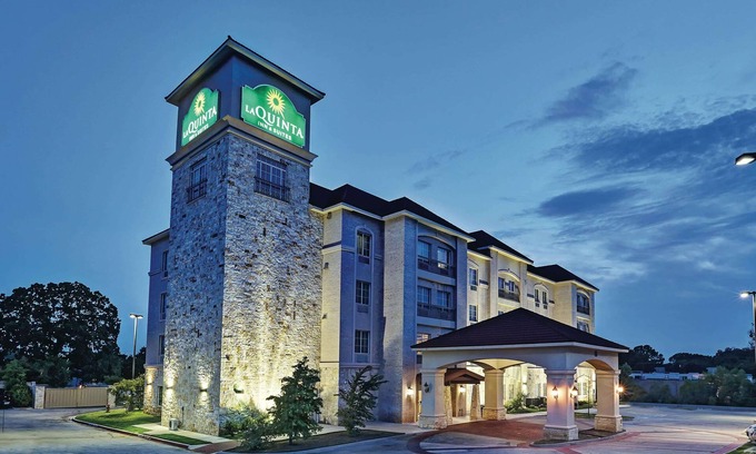 Euless Hotel | La Quinta Inn & Suites by Wyndham DFW Airport West - Euless