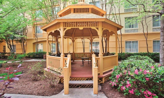 North Garrett Road Hotel | La Quinta Inn & Suites by Wyndham University Area Chapel Hill
