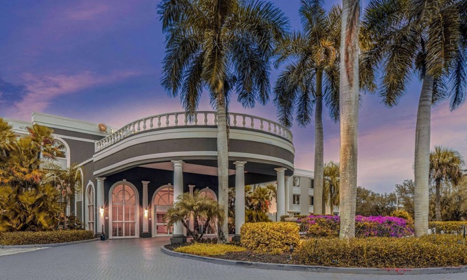 Naples Hotel | La Quinta Inn & Suites by Wyndham Naples Downtown