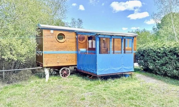 Naujac-Sur-Mer House | La Roulotte Blue: Charm and nature in the heart of the Médoc, close to the ocean!