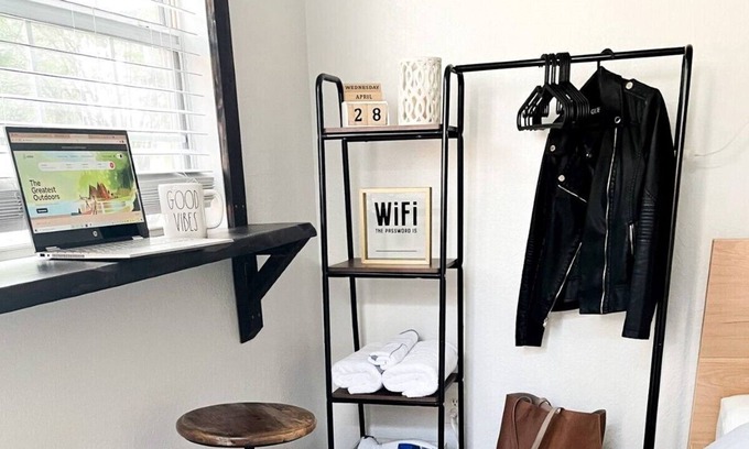 Carver City - Lincoln Gardens House | La Salle in-law suite byJoyful Moments