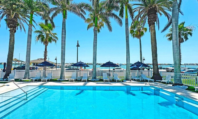 Pass-a-Grille Historic District Apartment | La Tortuga