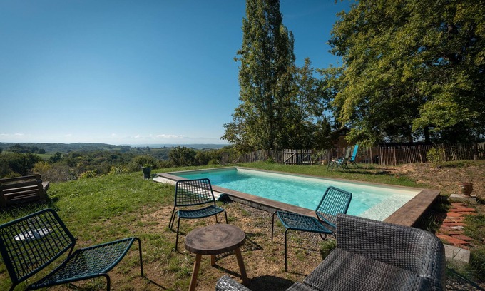 Malabat House | La Toumet – Family House with Pool and Pyrenees View