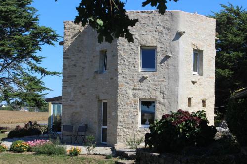 Plozevet Bed & Breakfast | La Tour du Bois Dormant