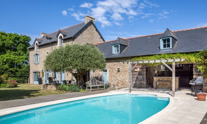 Saint-Meloir-des-Ondes House | LA VILLA VILLE JEAN - Belle maison avec piscine de 300m²