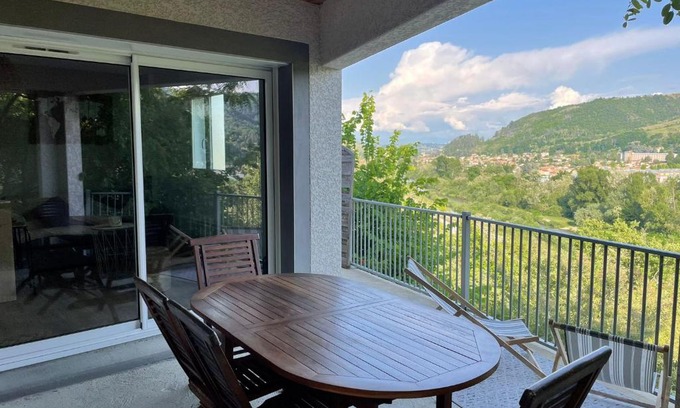 Saint-Jean-de-Muzols Apartment | La Villa St Jean: Guest House heart of the Ardèche