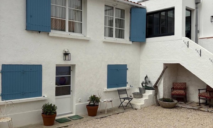 Barbatre House | La voile blanche, a stopover with your feet in the water