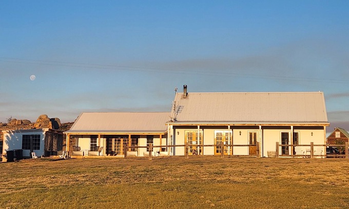 Dalgety House | Lachney Cottage Dalgety - Snowy Mountains Holiday Accommodation