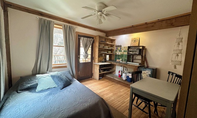 Stanton Apartment | Lady Slipper ~ Charming Studio Apartment in the Red River Gorge