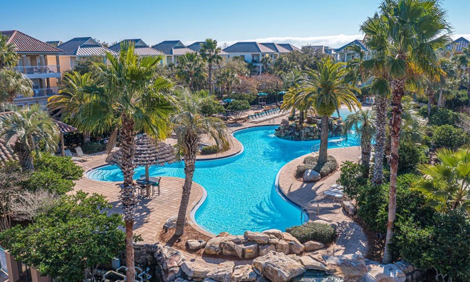 Villages of Crystal Beach House | Lagoon Style Pool ~ Gated Community ~ Near the Beach ~ Private Balcony