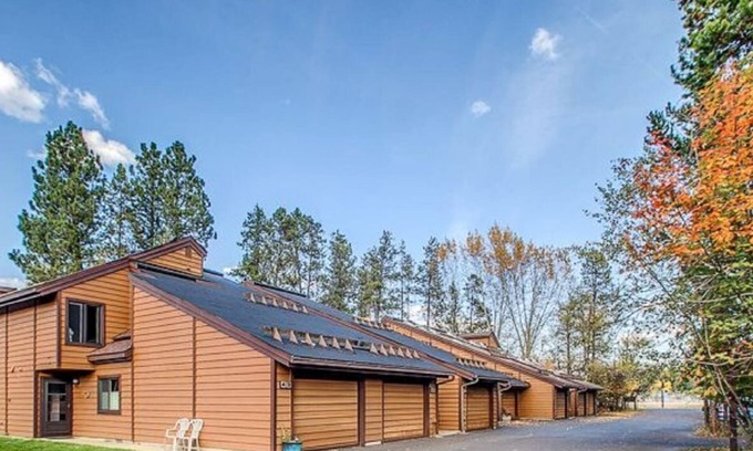 McCall Condo | Laid Back Lounge: Seasonal Pool and Tennis Court, Close to Golf Course