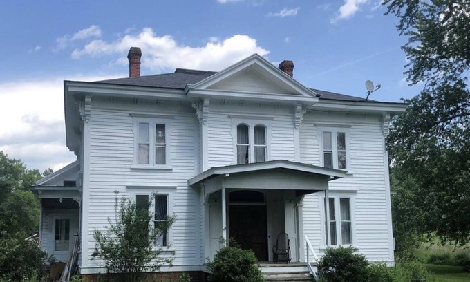 Pownal House | Laidback Paradise. Kid, Pet, and Party Friendly.