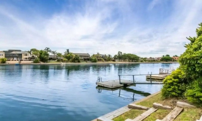 West Lakes House | Lake access, Golf Course, Kayak, Paddle Board & FUN sleeps 8