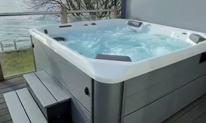 South Cerney Cabin | Lake Access, Hot Tub, 4+MBed, 3Bth, Landings, Cotswolds Water Park, Sth Cerney