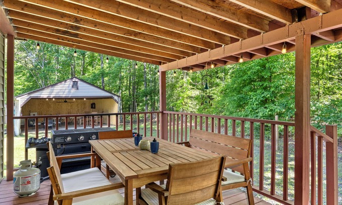Livingston House | Lake Anna Rental-3min walk! Gated 3BR, covered game barn, king bed, fire pits