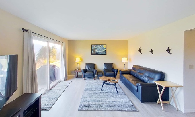 Chelan Condo | Lake and mountainview condo with washer/dryer & patio - close to town & water