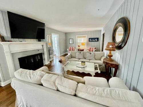 The Pines House | Lake avenue 23