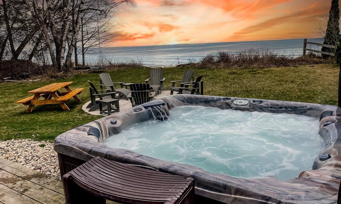 Algoma Cabin | Lake/Beach Cabin! Hot Tub! Kayaks + Bikes! Slp 8!