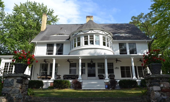 East Troy House | Lake Beulah Lakefront-Spectacular historic renovated estate