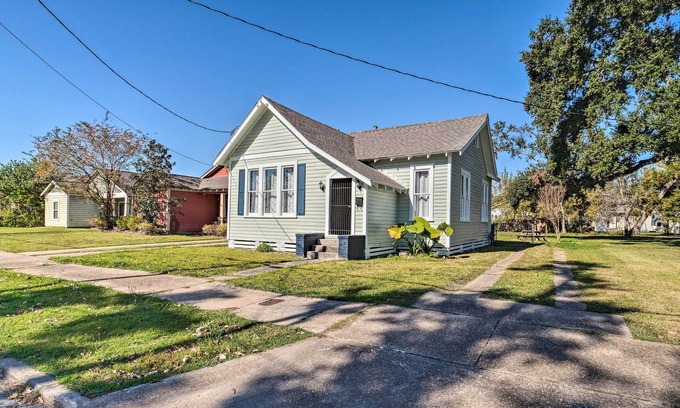 Lake Charles Cottage | Lake Charles Cottage w/Fireplace & Yard!