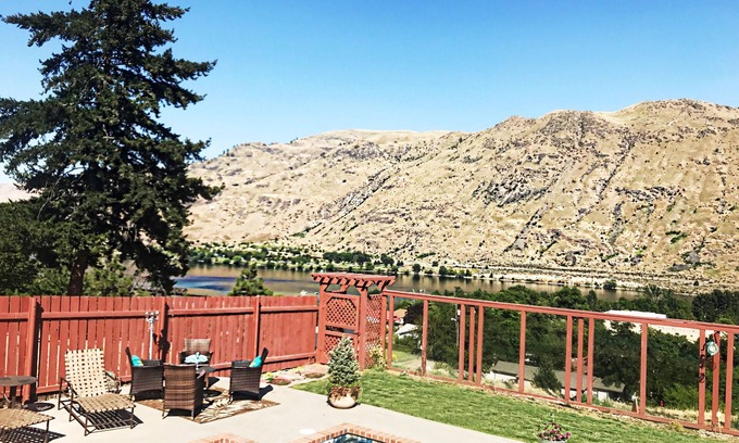 Chelan Falls House | Lake Chelan: Private Pool, Hot Tub, Stunning Views, 7 Mins to Chelan Sleeps 6