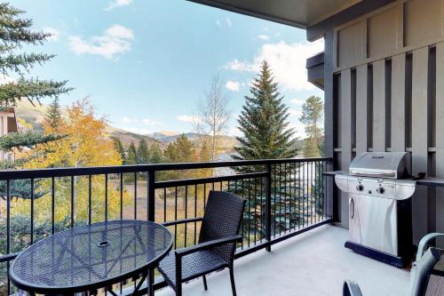 Dillon Apartment | Lake Cliffe 302