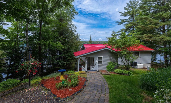 Central Frontenac House | Lake Cottage of your Dreams!