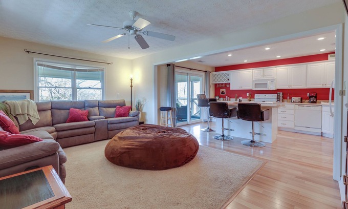 Bronston Condo | Lake Cumberland Resort Condo w/Direct Lake Access