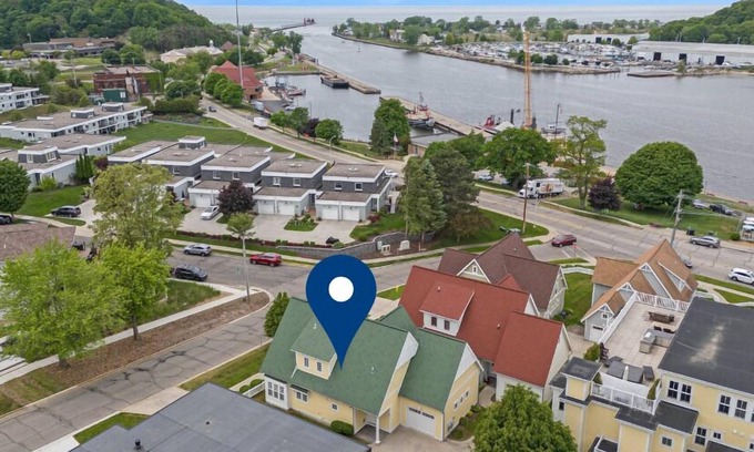 Grand Haven House | ☀️🌊 Lake Effect: 3BR Home Steps to Everything
