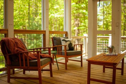Holland House | Lake Effect Lodge 3 Minutes From Laketown Beach!