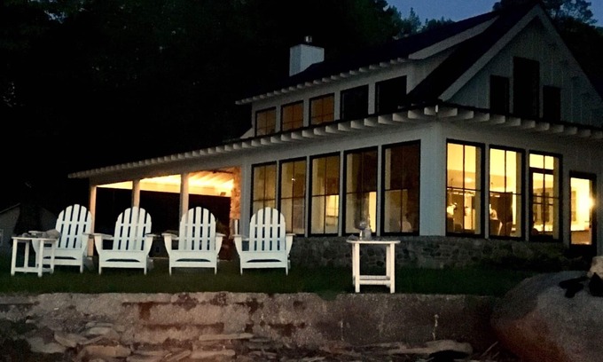 North East Cottage | Lake Erie Lakefront Custom Built Cottage ~ Amazing Sunsets ~ Private!