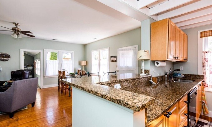 Union Pier House | Lake Escape - Cozy Cottage - Private Hot Tub - 1.5 blocks to Berrien St Beach 😎