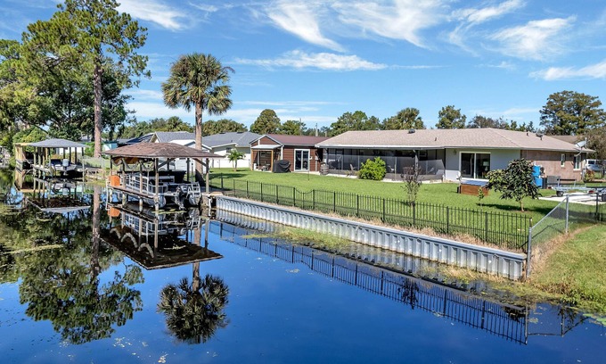 Haines Creek House | Lake Eustis Getaway with Boat Dock! 3/2 home with huge family friendly yard.